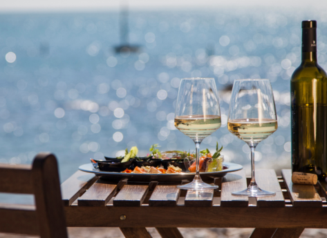 Top 5 des pires erreurs qu’on fait tous avec le vin en été