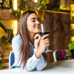 Les 10 signes que tu es devenu(e) un(e) vrai(e) wine lover