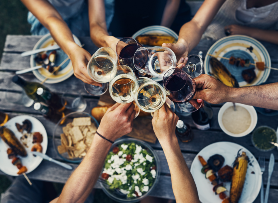 Les jeunes et le vin : comment les moins de 35 ans redéfinissent la dégustation