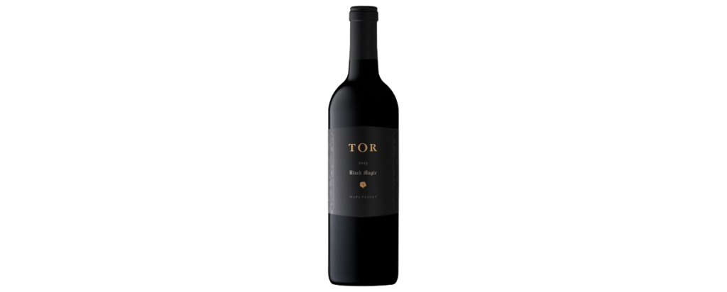 Bouteille de vin Black Magic de TOR Wines (Napa Valley), Cabernet Sauvignon intense aux notes de cassis et d’épices fumées.