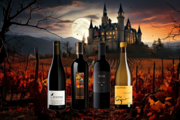 Paysage de vignes d’automne avec un château éclairé par la lune et quatre bouteilles de vin – Les Sorcières, Black Magic, The New Black Wine et Macérat du Grand Verdus.
