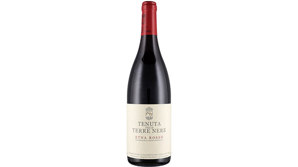 Bouteille d’Etna Rosso Tenuta delle Terre Nere, rouge sicilien élégant au caractère volcanique, photographiée sur fond neutre.