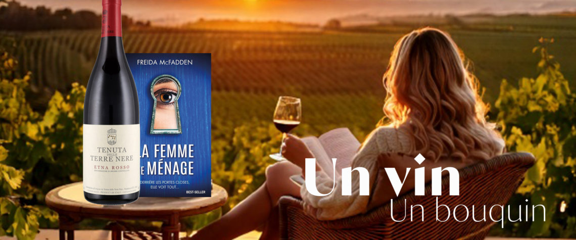 Femme lisant “La Femme de ménage” avec un verre d’Etna Rosso face aux vignes au coucher du soleil.