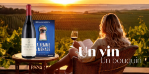 Femme lisant “La Femme de ménage” avec un verre d’Etna Rosso face aux vignes au coucher du soleil.
