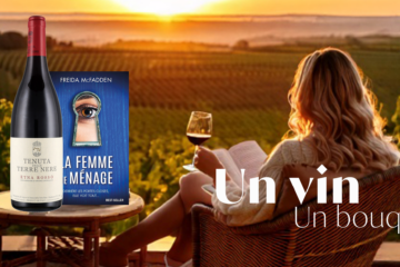 Femme lisant “La Femme de ménage” avec un verre d’Etna Rosso face aux vignes au coucher du soleil.