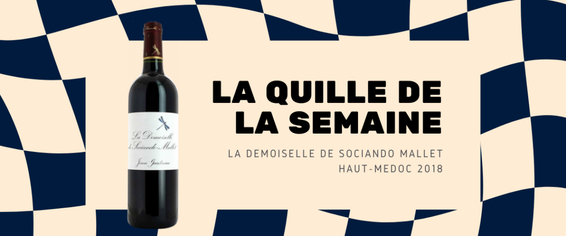 Bouteille de La Demoiselle de Sociando-Mallet 2018 sur visuel graphique bleu et beige pour la rubrique La Quille de la Semaine.