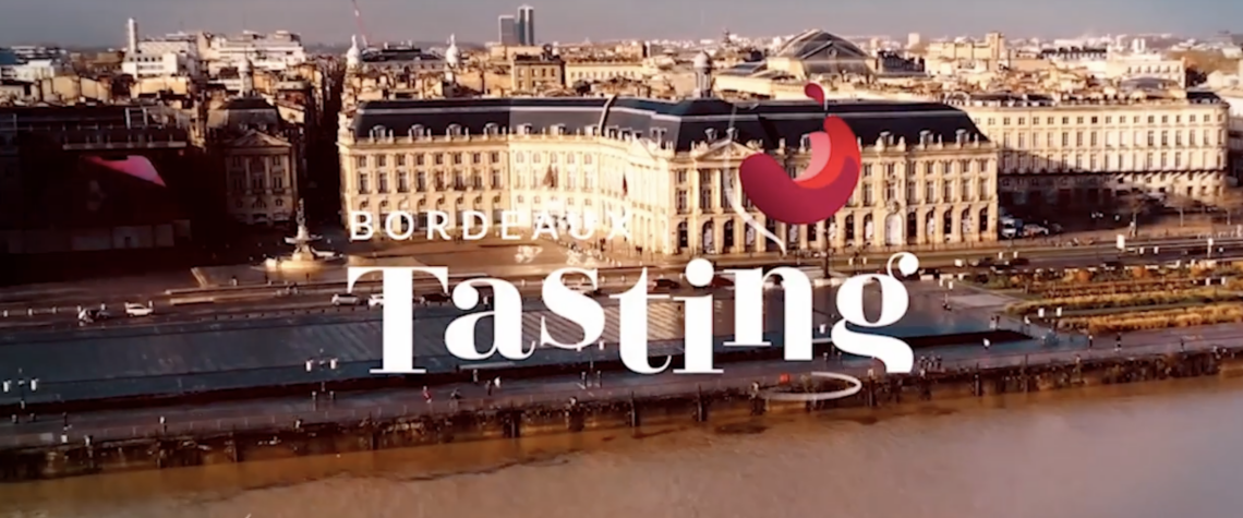 Vue du Palais de la Bourse à Bordeaux au lever du jour, avec le logo Bordeaux Tasting 2025 au premier plan, annonçant l’événement vin incontournable de décembre.