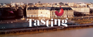 Vue du Palais de la Bourse à Bordeaux au lever du jour, avec le logo Bordeaux Tasting 2025 au premier plan, annonçant l’événement vin incontournable de décembre.