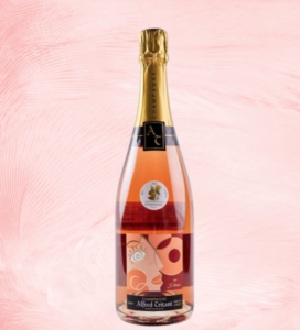 Bouteille de champagne rosé Alfred Tritant posée sur une table de fêtes, bulles rosées fines, ambiance élégante et festive de fin d’année.