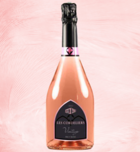 Bouteille de crémant de Bordeaux rosé Les Cordeliers Vintage Brut, rosé pétillant festif, présentée pour un repas de fêtes convivial.