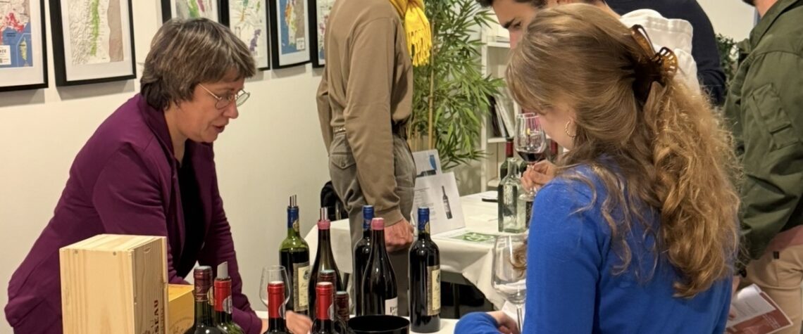 Dégustation de vins des Côtes de Bourg lors du salon professionnel Magnum Tasting, organisé par des étudiants en école de commerce à Bordeaux.