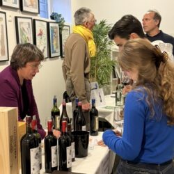 Dégustation de vins des Côtes de Bourg lors du salon professionnel Magnum Tasting, organisé par des étudiants en école de commerce à Bordeaux.