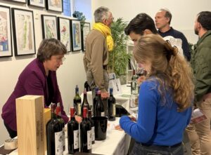 Dégustation de vins des Côtes de Bourg lors du salon professionnel Magnum Tasting, organisé par des étudiants en école de commerce à Bordeaux.