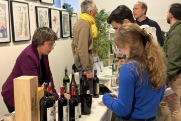 Dégustation de vins des Côtes de Bourg lors du salon professionnel Magnum Tasting, organisé par des étudiants en école de commerce à Bordeaux.