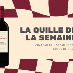 Bouteille de Château Brulesécaille 2022 en Côtes de Bourg, présentée pour La Quille de la Semaine, sur fond graphique bordeaux et beige.