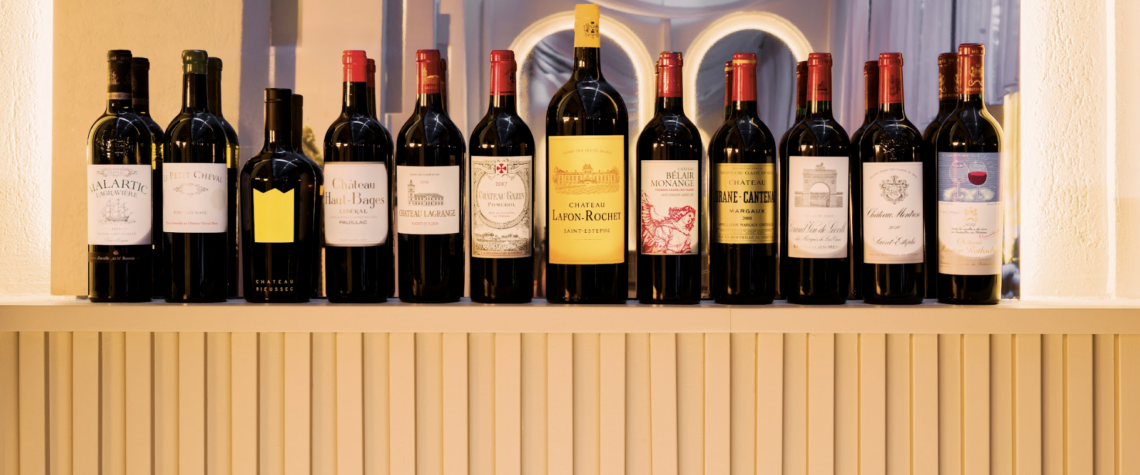 Sélection de grands Bordeaux présentés lors de l’opération Carte sur Table de Duclot dans un restaurant