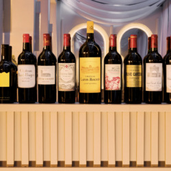 Sélection de grands Bordeaux présentés lors de l’opération Carte sur Table de Duclot dans un restaurant