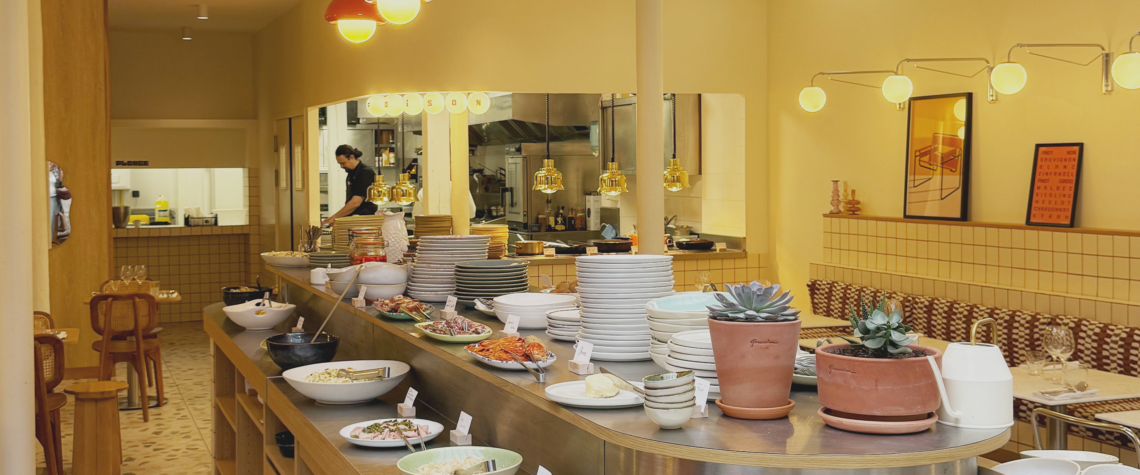 Buffet bistronomique chez Foison à Bordeaux avec cuisine ouverte, plats faits maison et ambiance chaleureuse