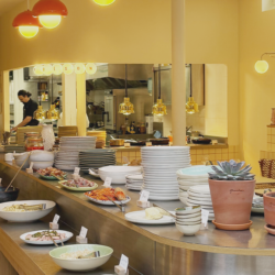 Buffet bistronomique chez Foison à Bordeaux avec cuisine ouverte, plats faits maison et ambiance chaleureuse