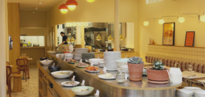 Buffet bistronomique chez Foison à Bordeaux avec cuisine ouverte, plats faits maison et ambiance chaleureuse