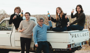 Henri Lurton entouré de ses enfants dans les vignes du Château Brane-Cantenac à Margaux lors du centenaire de la propriété familiale.