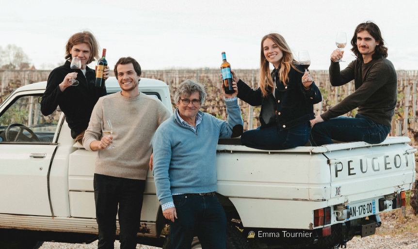 Henri Lurton entouré de ses enfants dans les vignes du Château Brane-Cantenac à Margaux lors du centenaire de la propriété familiale.