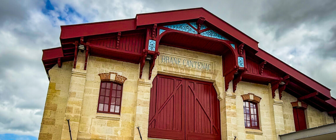 Façade du chai historique du Château Brane-Cantenac à Margaux, Second Grand Cru Classé appartenant à la famille Lurton depuis un siècle.