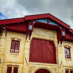 Façade du chai historique du Château Brane-Cantenac à Margaux, Second Grand Cru Classé appartenant à la famille Lurton depuis un siècle.
