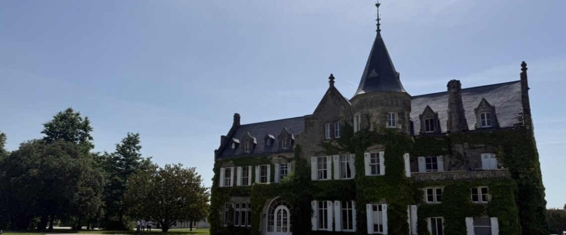 Façade du Château Lascombes à Margaux, Deuxième Grand Cru Classé de 1855, entourée de son parc et recouverte de lierre.