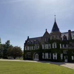 Façade du Château Lascombes à Margaux, Deuxième Grand Cru Classé de 1855, entourée de son parc et recouverte de lierre.