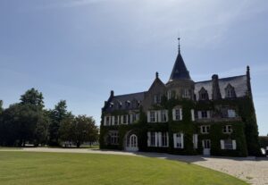 Façade du Château Lascombes à Margaux, Deuxième Grand Cru Classé de 1855, entourée de son parc et recouverte de lierre.