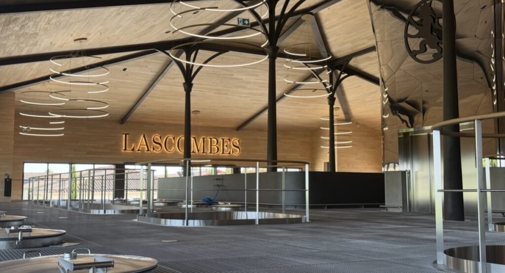 Le nouveau cuvier de Château Lascombes à Margaux, conçu pour une vinification parcellaire de haute précision.