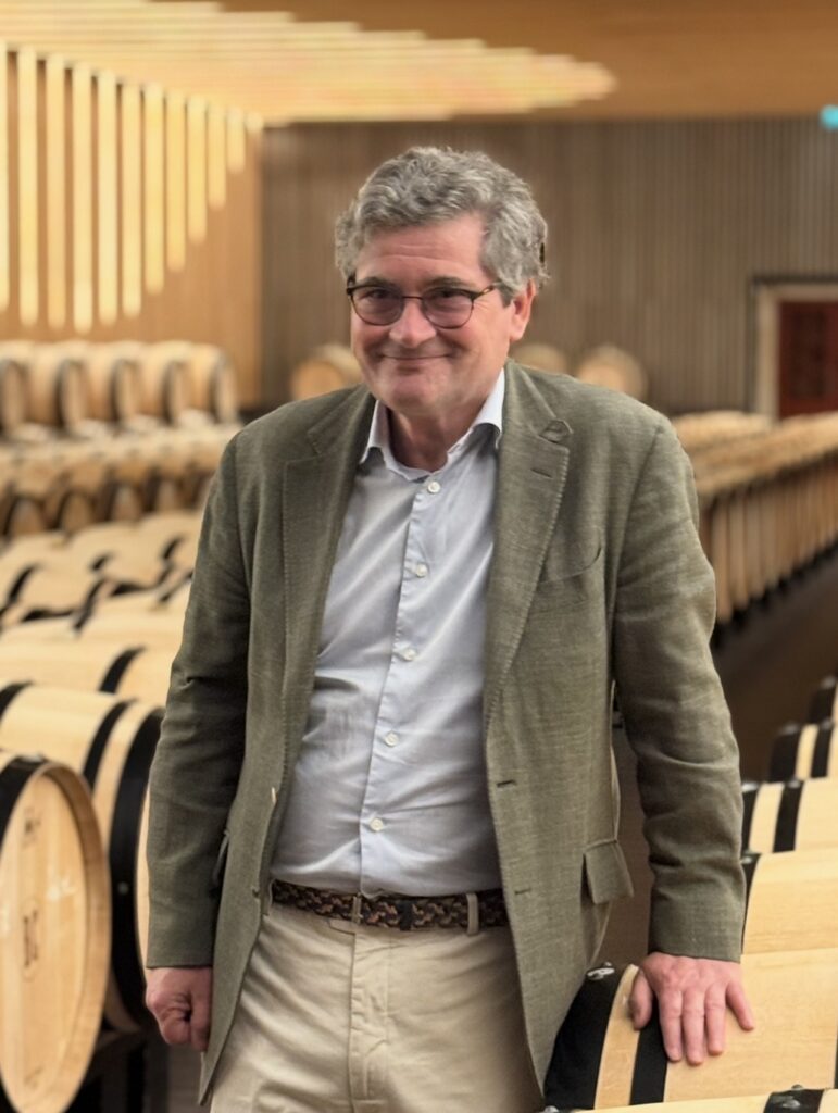 Henri Lurton au sein du chai du Château Brane-Cantenac à Margaux, propriété familiale dont il assure la direction depuis 1992.