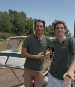 Mathieu et Thomas, fondateurs de La Garonnaise, accueillent les visiteurs à bord de leur bateau pour une balade sur la Garonne au départ de Bordeaux.