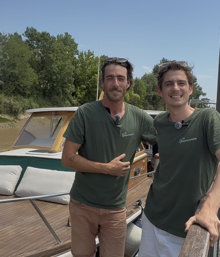 Mathieu et Thomas, fondateurs de La Garonnaise, accueillent les visiteurs à bord de leur bateau pour une balade sur la Garonne au départ de Bordeaux.