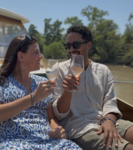 Dégustation des Petites Bulles, le pétillant naturel du Château Le Grand Verdus, à bord de La Garonnaise lors d'une balade sur la Garonne près de Bordeaux.