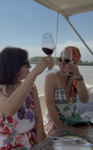 La Drink Team déguste les vins du Château Le Grand Verdus à bord de La Garonnaise lors d'une balade sur la Garonne près de Bordeaux.