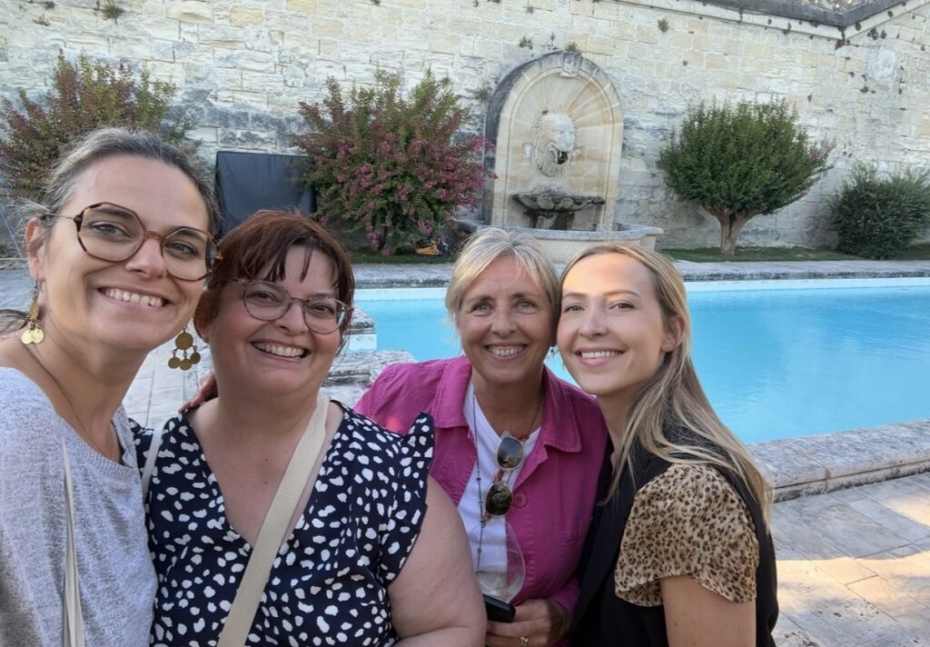 Charlotte Dominique et des journalistes au Château de La Rivière, près de Libourne