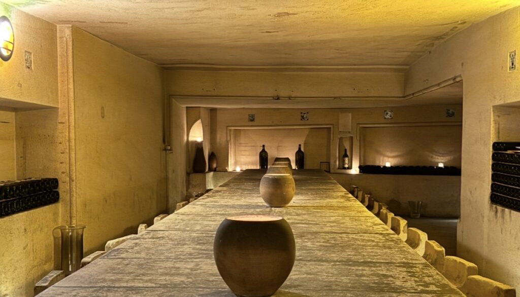 Salle de dégustation dans les caves souterraines du Château de La Rivière à Fronsac