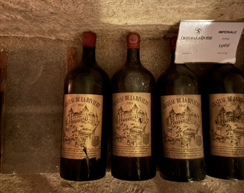 Bouteilles du millésime 1966 du Château de La Rivière conservées dans les caves souterraines