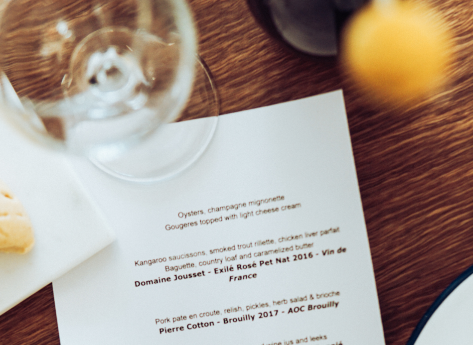 Pourquoi on choisit toujours la deuxième bouteille de vin la moins chère au restaurant ?