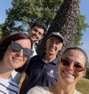 Sylvain Brault et son fils Théophile aux côtés de Charlotte et Marie lors d'une rencontre chez Dumnacus Vignerons dans le Val de Loire.
