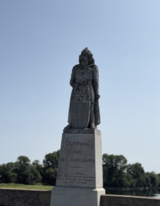 Statue de Dumnacus, chef gaulois des Andécaves, dont le nom a inspiré Dumnacus Vignerons dans le Val de Loire.