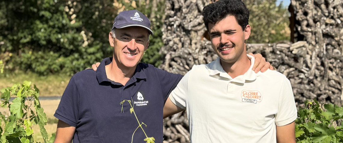 Sylvain et Théophile Brault dans les vignes dans le Val de Loire