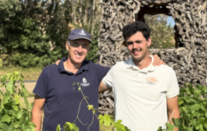 Sylvain et Théophile Brault dans les vignes dans le Val de Loire