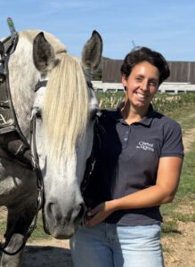 Juliette Bouetz sourit aux côtés de Griotte, jument de Cheval des Vignes