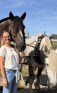 L’autrice du reportage aux côtés de deux chevaux de Cheval des Vignes dans le vignoble bordelais