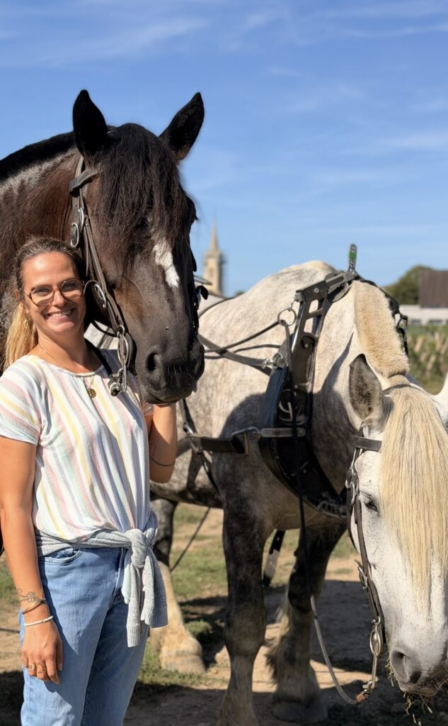L’autrice du reportage aux côtés de deux chevaux de Cheval des Vignes dans le vignoble bordelais