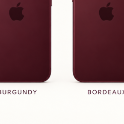 Deux smartphones de même couleur rouge sombre, présentée comme Burgundy en anglais et bordeaux en français