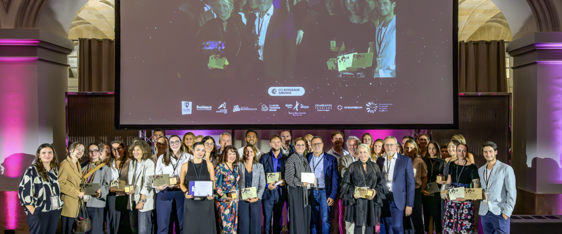 Les lauréats des Best Of Wine Tourism 2027 réunis sur scène lors de la cérémonie organisée à Bordeaux.